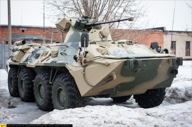 БТР-82А расставлены у всех входов-выходов в бригаде. На случай предотвращения возможной террористической угрозы.jpg